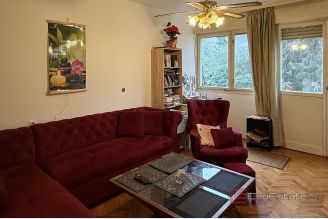 001 2046 184 Split Two bedroom apartment in a popular location for sale