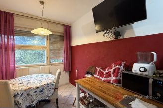 014 2046 184 Split Two bedroom apartment in a popular location for sale