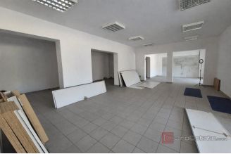 005 2016 690 Rogoznica Attractively positioned commercial premises for rent