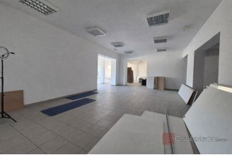 005 2016 690 Rogoznica Attractively positioned commercial premises for rent