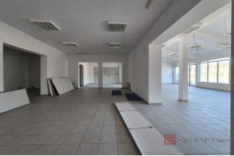005 2016 690 Rogoznica Attractively positioned commercial premises for rent
