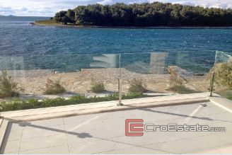 001 2014 67 Pasman House Villa for sale