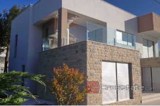 008 2014 67 Pasman House Villa for sale