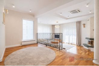 020 2053 31 Zagreb Luxury villa with pool for sale