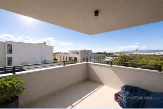 001 2052 102 Kastela Office space on the first floor for rent