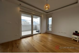 010 2052 102 Kastela Office space on the first floor for rent