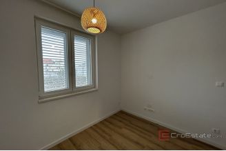 010 2052 102 Kastela Office space on the first floor for rent