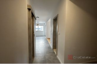 010 2052 102 Kastela Office space on the first floor for rent