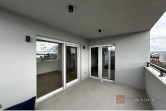 010 2052 102 Kastela Office space on the first floor for rent