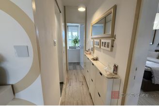 013 2056 05 Split Gripe Modern two bedroom apartment for sale