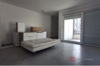 007 2031 232 Split Mejasi Commercial space in a great location for rent