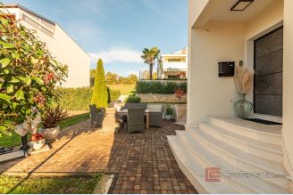 001 2046 185 Zadar Modern villa in a quiet location for rent