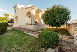 018 2046 185 Zadar Modern villa in a quiet location for rent