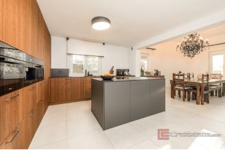 018 2046 185 Zadar Modern villa in a quiet location for rent