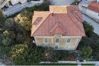 007 2046 186 Split area Unique property in a busy location sale