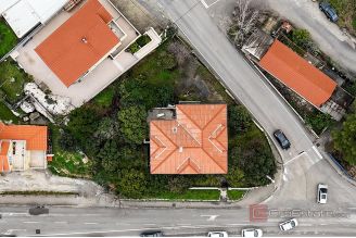 007 2046 186 Split area Unique property in a busy location sale