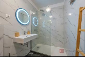 018 2047 119 split bacvice three bedroom apartment for sale