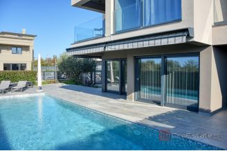 017  5477 30 Porec Modern villa with swimming pool for sale