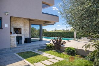 017  5477 30 Porec Modern villa with swimming pool for sale