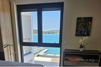 008 5479 30 Murter Three bedroom apartment with a sea view sale