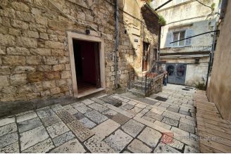 005 2016 692 split center business space for sale