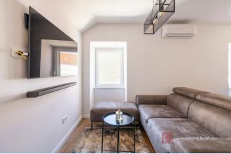 001 2056 08 Split Centre Fully renovated two bedroom apartment and studio for sale