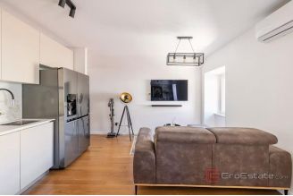 016 2056 08 Split Centre Fully renovated two bedroom apartment and studio for sale