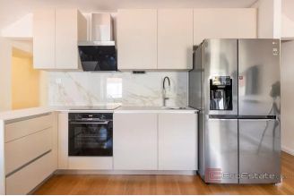 016 2056 08 Split Centre Fully renovated two bedroom apartment and studio for sale