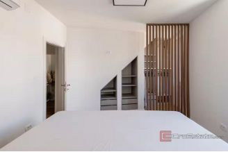 016 2056 08 Split Centre Fully renovated two bedroom apartment and studio for sale