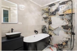 016 2056 08 Split Centre Fully renovated two bedroom apartment and studio for sale