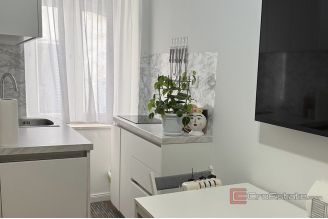 016 2056 08 Split Centre Fully renovated two bedroom apartment and studio for sale