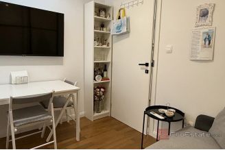 016 2056 08 Split Centre Fully renovated two bedroom apartment and studio for sale
