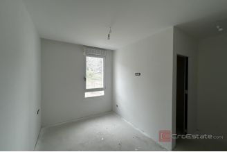 009 2052 106 Split Two bedroom apartment with garage for sale