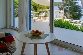 020 2013 252 Korcula villa 1st row sea front