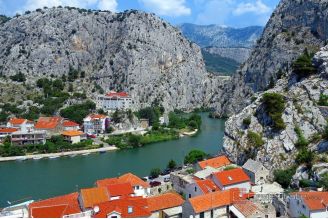 005 2052 107 omis stone house in center for sale