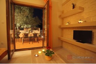 005 5481 30 Zadar Area Apartment house near the sea for sale