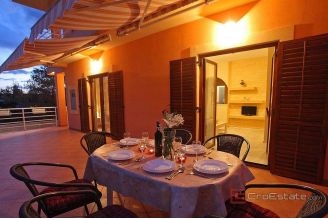 005 5481 30 Zadar Area Apartment house near the sea for sale