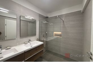 019 2035 343 Trogir Modern penthouse with roof terrace and panoramic sea views for sale