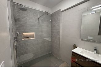 019 2035 343 Trogir Modern penthouse with roof terrace and panoramic sea views for sale