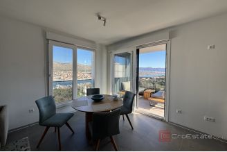 018 2035 344 Trogir Penthouse apartment with sea view and roof terrace for sale