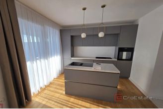 010 2048 57 podstrana luxury apartment near the sea for rent