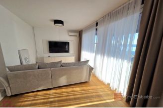010 2048 57 podstrana luxury apartment near the sea for rent