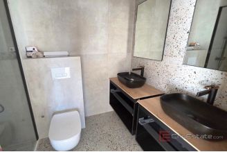 010 2048 57 podstrana luxury apartment near the sea for rent