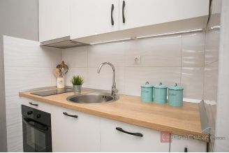 008 2052 110 Solta Apartment near the beach for sale