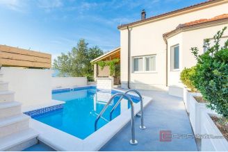 001 2035 346 Ciovo modern house with pool by the sea for sale