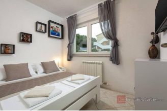 020 2035 346 Ciovo modern house with pool by the sea for sale