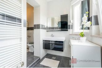 020 2035 346 Ciovo modern house with pool by the sea for sale