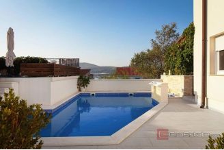 020 2035 346 Ciovo modern house with pool by the sea for sale
