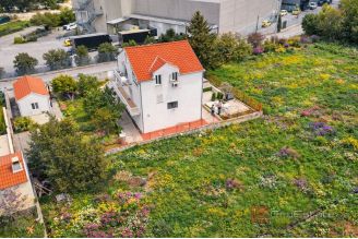 014 2052 113 Dubrovnik House with additional building and a garden for sale