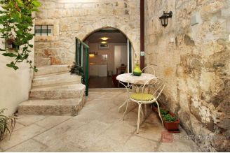 009 2048 58 Makarska Stone house with apartments in the center for sale